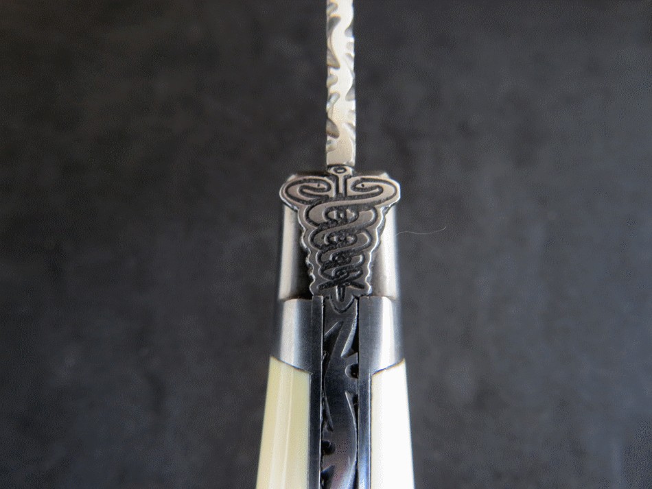 Couteau Laguiole 12 cm modèle caducée ivoire de mammouth