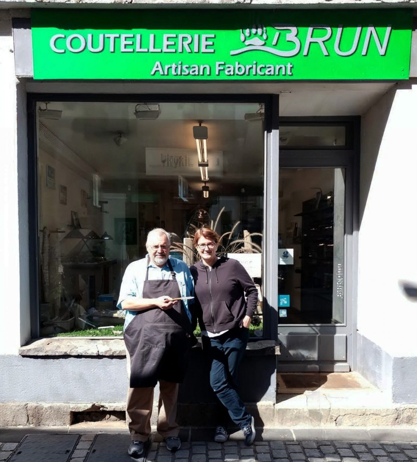Florence et Pascal Brun devant la boutique Coutellerie Brun à Laguiole