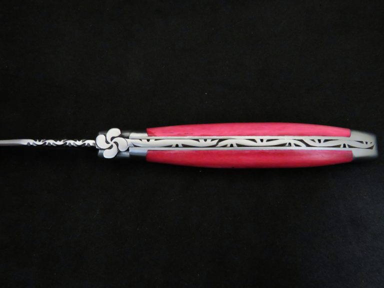 Couteau Laguiole 12 cm modèle croix basque os teinté