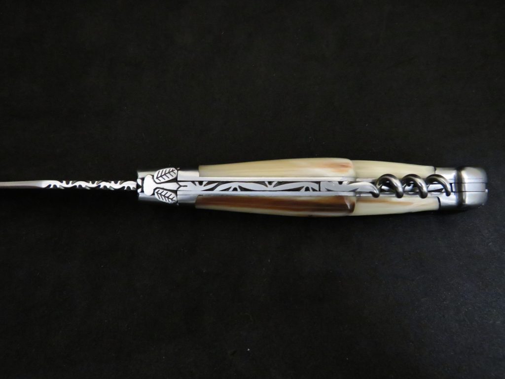 Laguiole 3 pièces abeille forgée pointe de corne marbrée