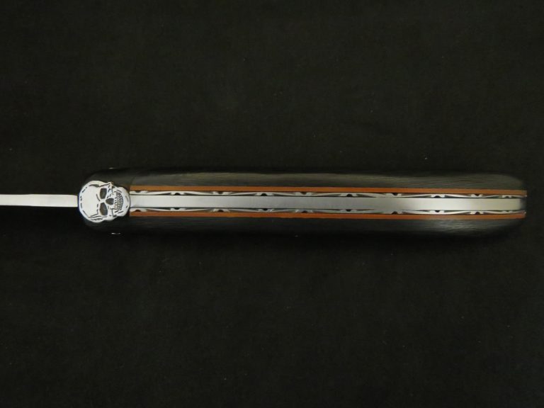 Laguiole 12 cm 1 pièce plein manche fibre de carbone modèle tête de mort